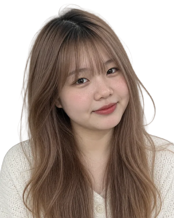 Ảnh minh hoạ do AI tạo: cô gái tóc dài màu nâu trà sữa có mái thưa, áo len trắng